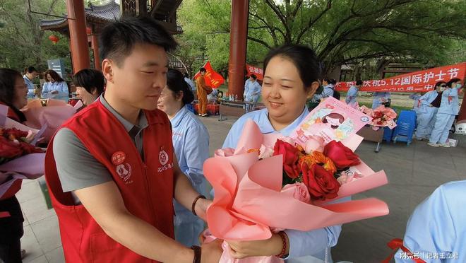 致敬白衣天使凝聚社会温情电子pg游戏沈阳爱心企业(图6)