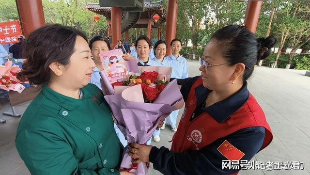 致敬白衣天使凝聚社会温情电子pg游戏沈阳爱心企业(图4)