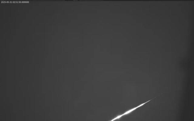 空现不明飞行物有人称“大的后面跟着小的”pg电子试玩潍坊、日照等多地都拍到了！夜(图4)