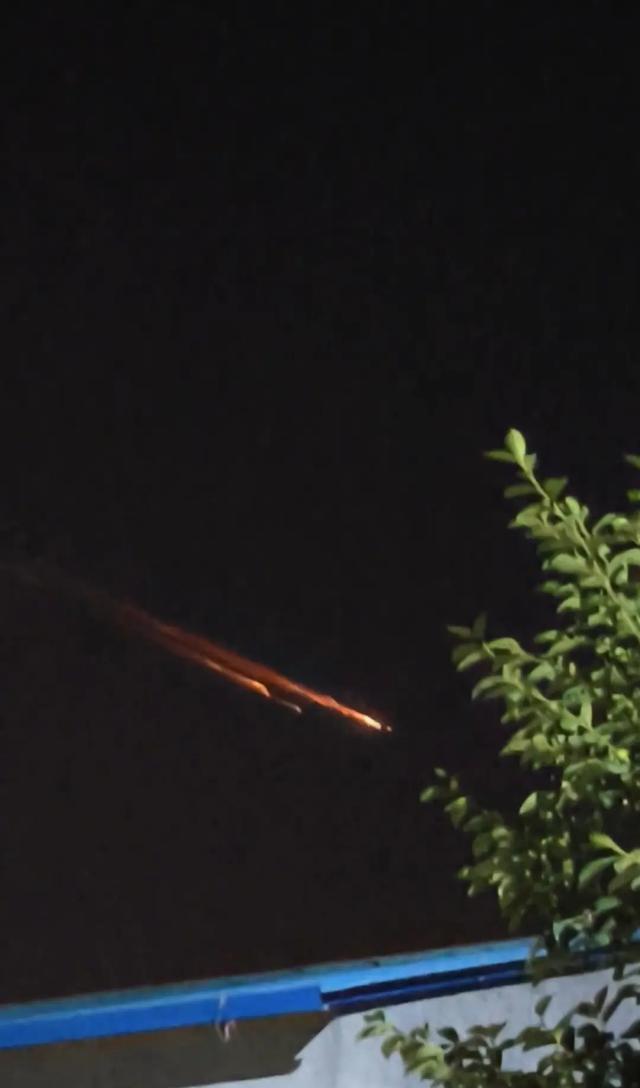 空现不明飞行物有人称“大的后面跟着小的”pg电子试玩潍坊、日照等多地都拍到了！夜(图1)