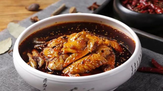 ？晚宴负责人：以鸡肉牛肉为主有麻辣风味pg模拟器库里两江游将品尝哪些重庆美食(图2)