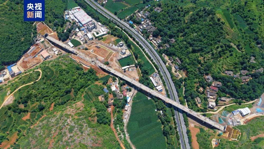 有人在高铁上用小型电煮锅？12306回应→pg电子免费试玩模拟器7点出发｜冲上热搜！(图2)